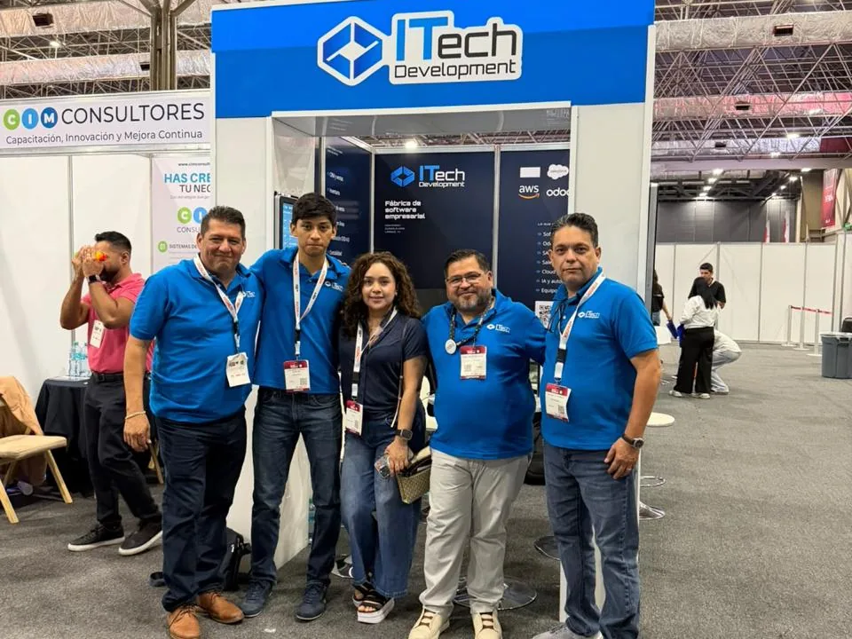 Equipo de ITECHDEV en su stand de la Expo PyME Monterrey 2026