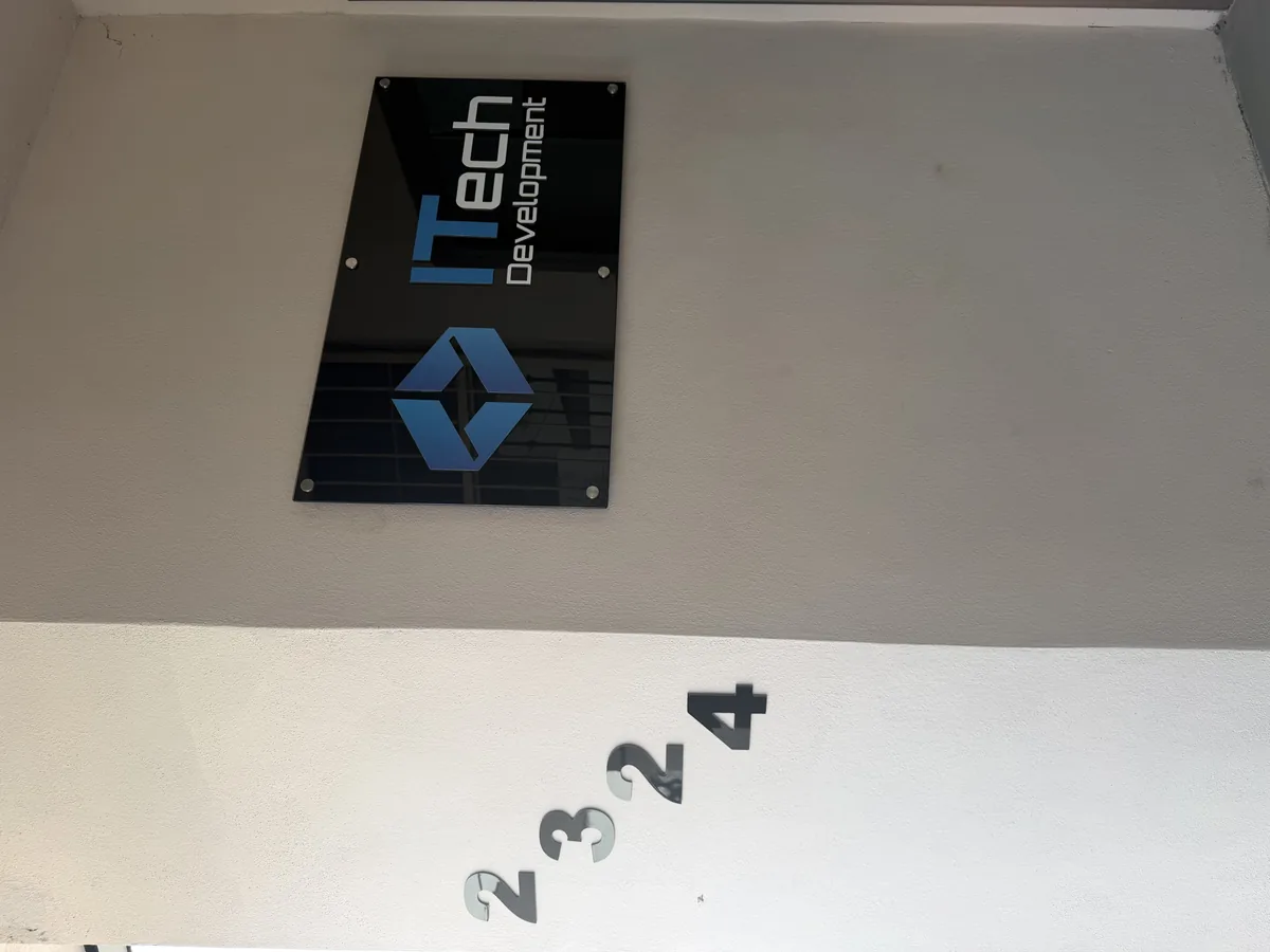 Entrada de las oficinas de ITECHDEV en San Antonio 2324, Monterrey